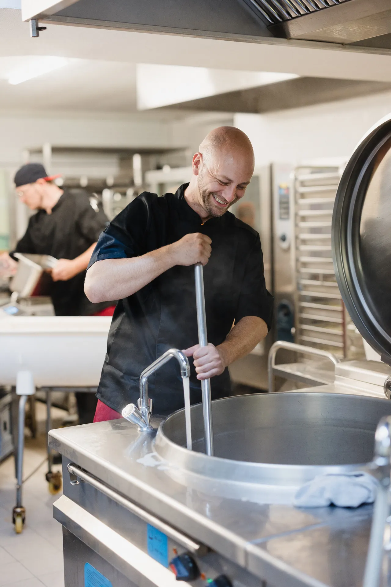 Das Team von Pro Agora Bio-Catering bereitet frische Mahlzeiten in der Großküche zu